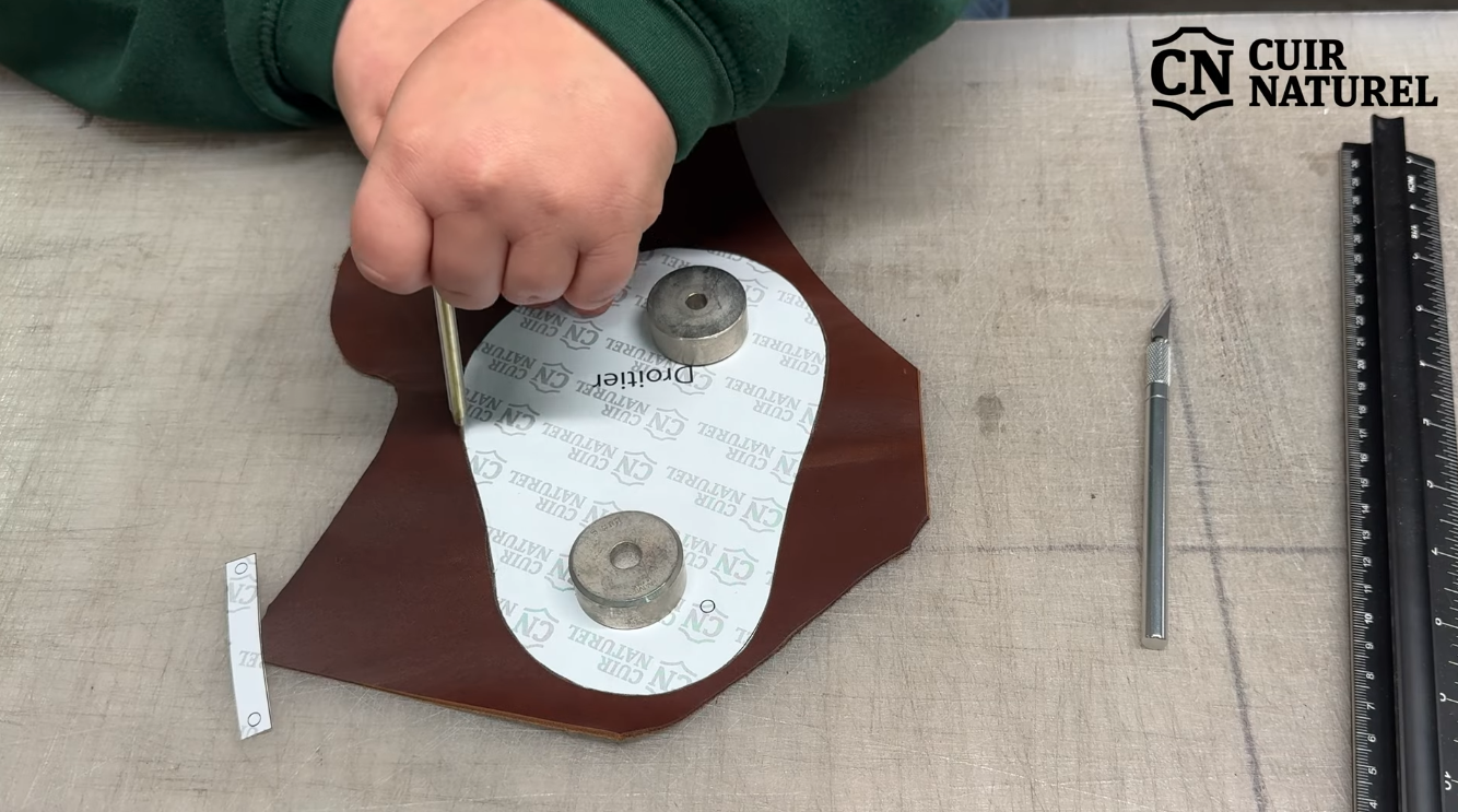 Tracer le patron sur une pièce en cuir